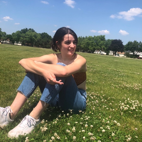 Meet your Posher, Taylor - Picture 3 of 4